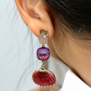 Ekaterini Ohrringe sunrise shells, Muschelanhänger, pinke Swarovski Kristale und goldenen Akzente, style